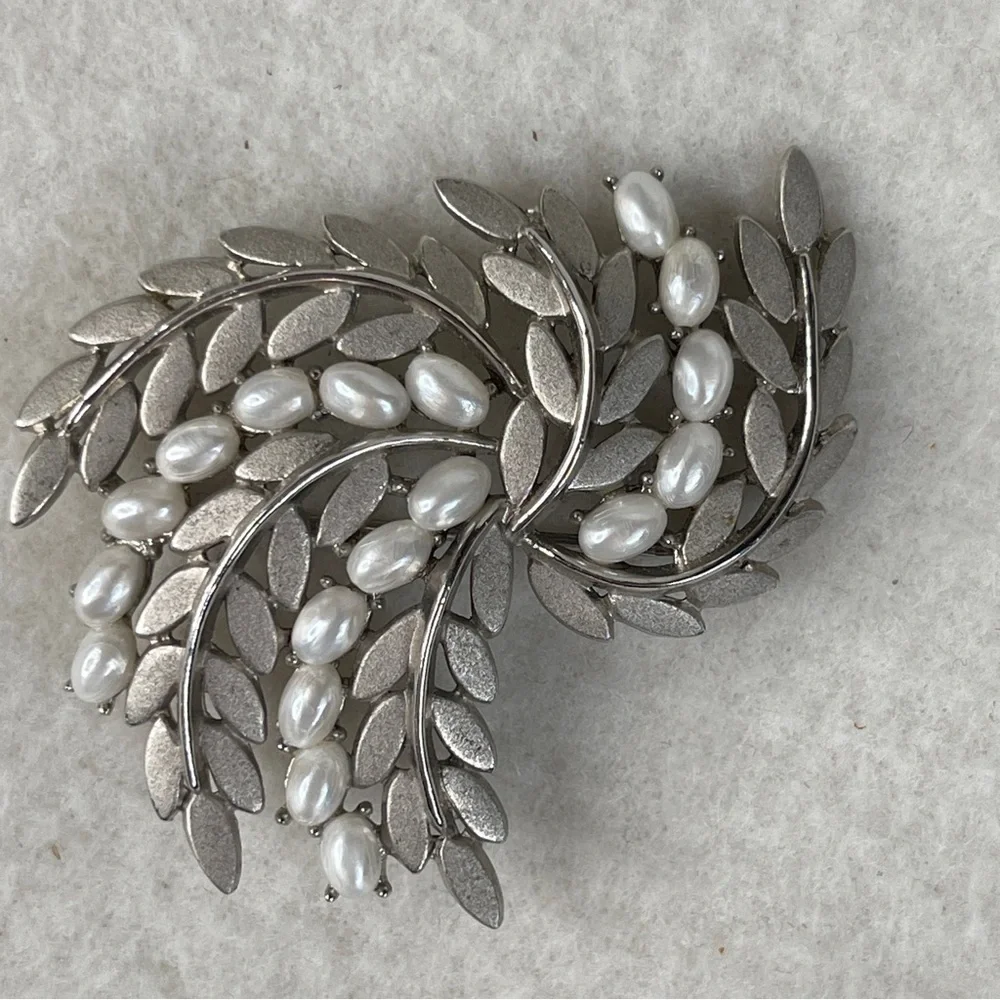 Trifari Silver Tone Pearl Brooch Pin Vintage